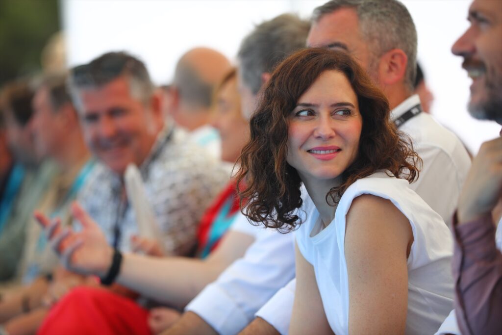 La presidenta de la Comunidad de Madrid, Isabel Díaz Ayuso, asiste a la jornada inaugural de las Ligas Eusko Label y Euskotren de Traineras 2026, en el embalse de Riosequillo de Buitrago del Lozoya, a 28 de junio de 2026, en Buitrago del Lozoya, Madrid (España). Es la primera vez que las ligas Eusko Label y Euskotren arrancan su calendario fuera de la cornisa cantábrica, convirtiendo a Buitrago del Lozoya en “epicentro del remo estatal” por un fin de semana. La cita busca acercar el remo de traineras a nuevos públicos y sirve como lanzamiento de una temporada que luego recorre plazas clásicas como Bilbao, Castro Urdiales, Donostia, Zarautz, Hondarribia, Bermeo o Portugalete hasta la tercera semana de septiembre. Rafael Bastante / Europa Press 28/6/2026