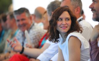 La presidenta de la Comunidad de Madrid, Isabel Díaz Ayuso, asiste a la jornada inaugural de las Ligas Eusko Label y Euskotren de Traineras 2026, en el embalse de Riosequillo de Buitrago del Lozoya, a 28 de junio de 2026, en Buitrago del Lozoya, Madrid (España). Es la primera vez que las ligas Eusko Label y Euskotren arrancan su calendario fuera de la cornisa cantábrica, convirtiendo a Buitrago del Lozoya en “epicentro del remo estatal” por un fin de semana. La cita busca acercar el remo de traineras a nuevos públicos y sirve como lanzamiento de una temporada que luego recorre plazas clásicas como Bilbao, Castro Urdiales, Donostia, Zarautz, Hondarribia, Bermeo o Portugalete hasta la tercera semana de septiembre. Rafael Bastante / Europa Press 28/6/2026