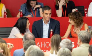 El presidente del Gobierno Pedro Sánchez, la vicesecretaria general, María Jesús Montero (d), y la secretaria de organización, Rebeca Torró Soler (i), durante la reunión del Comité Federal del PSOE, en la sede nacional de la calle Ferraz, a 27 de junio de 2026, en Madrid (España). El comité federal ha aprobado los plazos para que las federaciones celebren primarias en julio, septiembre y noviembre con el fin de elegir a sus candidatos autonómicos y municipales. Jesús Hellín / Europa Press 27/6/2026
