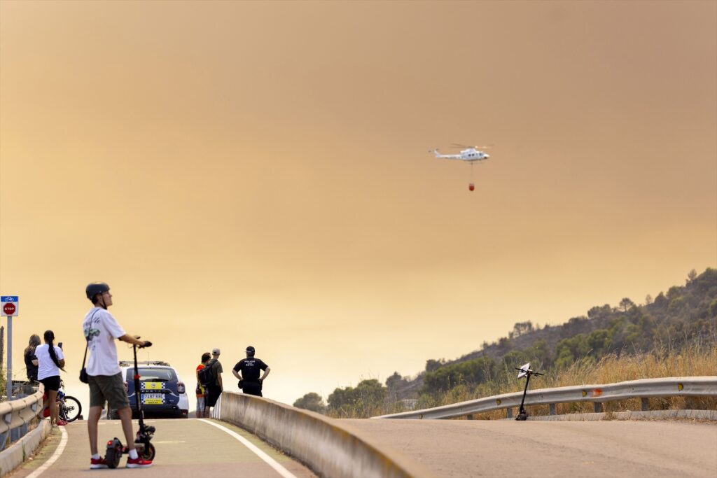 Helicóptero durante las labores de extinción del incendio forestal, a 26 de julio de 2026, en Betxí, Castellón, Comunidad Valenciana (España). Hay 15.000 personas evacuadas a causa del incendio declarado este sábado en la localidad castellonense de la Vall d'Uixó y que ha provocado el desalojo de 16 municipios y barrios. Carme Ripollés / Europa Press 26 JULIO 2026 INCENDIO FORESTAL;BECHÍ 26/7/2026