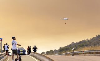 Helicóptero durante las labores de extinción del incendio forestal, a 26 de julio de 2026, en Betxí, Castellón, Comunidad Valenciana (España). Hay 15.000 personas evacuadas a causa del incendio declarado este sábado en la localidad castellonense de la Vall d'Uixó y que ha provocado el desalojo de 16 municipios y barrios. Carme Ripollés / Europa Press 26 JULIO 2026 INCENDIO FORESTAL;BECHÍ 26/7/2026
