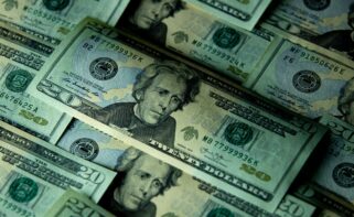 Primer plano de varios billetes de veinte dólares estadounidenses