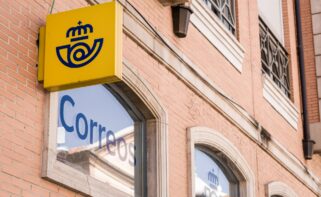 (Foto de ARCHIVO) Oficina de Correos de Palos de la Frontera, a 16 de abril de 2026, en Madrid (España). Las personas migrantes podrán empezar a solicitar su regularización telemáticamente a partir de las 00:30 horas de este jueves 16 de abril, según han confirmado fuentes del Ministerio de Inclusión, Seguridad Social y Migraciones a Europa Press. Se podrá presentar la solicitud presencial a partir del 20 de abril, de lunes a viernes en: las Oficinas de la Seguridad Social (de 16:00 a 19:00 horas); Correos (de 8:30 a 17:30 horas) y en las Oficinas de extranjería (OEX) (de 16 a 19 horas). Carlos Luján / Europa Press 16/4/2026