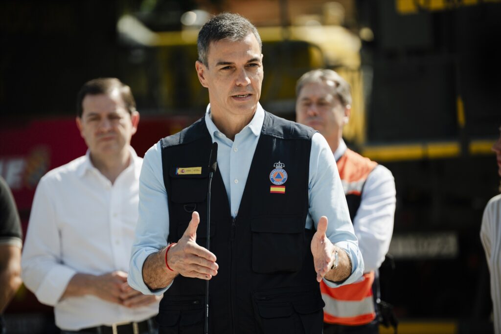 (Foto de ARCHIVO) El presidente del Gobierno, Pedro Sánchez, ofrece declaraciones a los medios durante una visita al Puesto de Mando Avanzado por el incendio forestal de Burgohondo, a 30 de julio de 2026, en Navaluenga, Ávila, Castilla y León (España). El incendio forestal de Burgohondo, que ya ha sido catalogado como el peor de la historia de España tras calcinar unas 55.000 hectáreas, ya se encuentra estabilizado, sin embargo, aunque los vecinos han podido volver a sus casas, persisten los cortes de tráfico en 14 carreteras secundarias. Mateo Lanzuela / Europa Press 30/7/2026