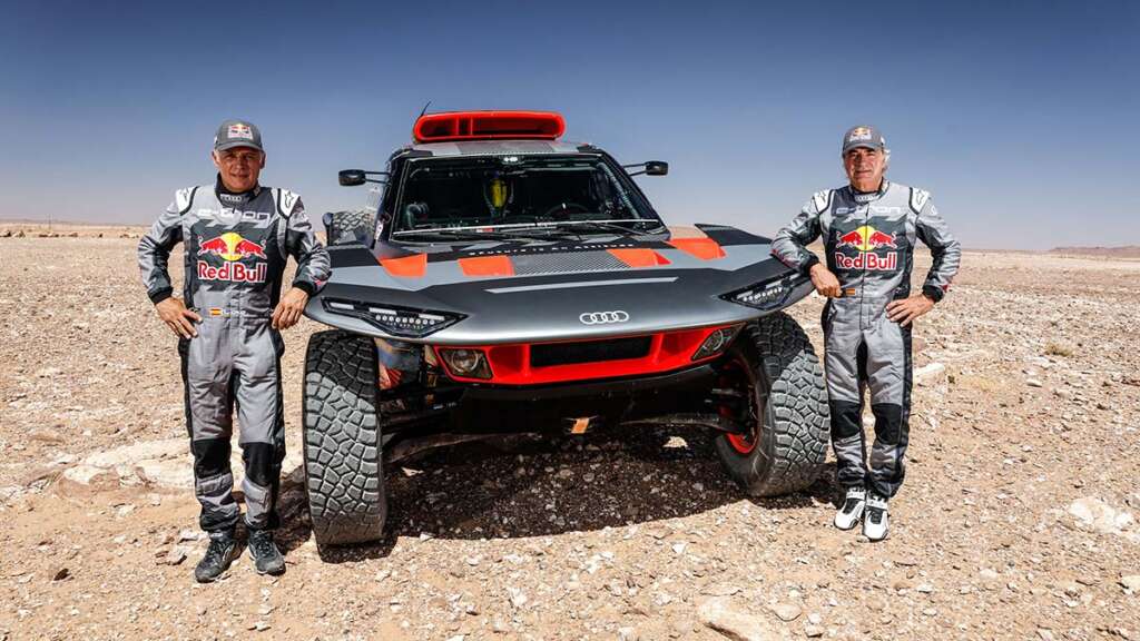 Lucas Cruz y Carlos Sainz junto al Audi RS Q e-tron E2.