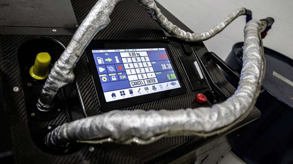 Panel de control durante el repostaje del Audi RS Q e-tron E2.