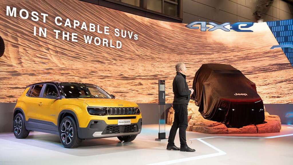 Christian Meunier, CEO de Jeep, presenta el Jeep Avenger en el Salón de París 2022.