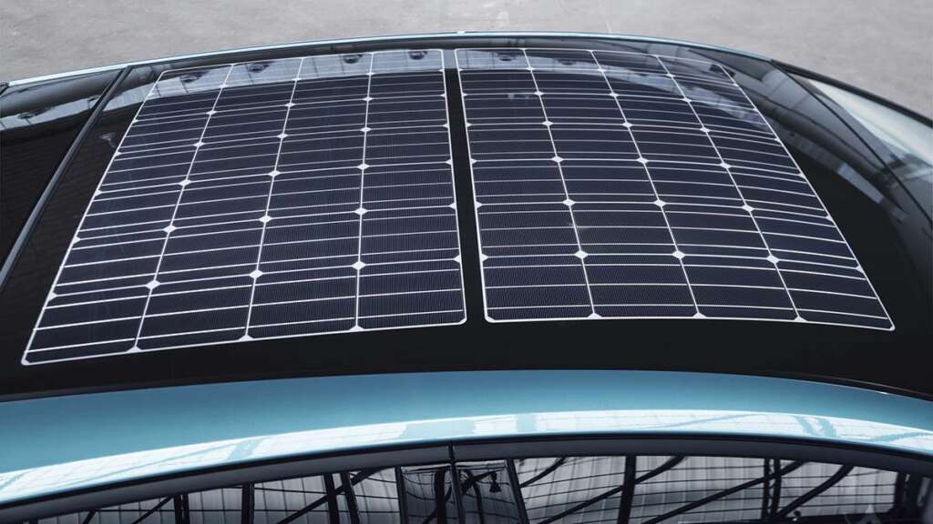 Los paneles solares pueden ayudar en la recarga de las baterías de los vehículos electrificados.