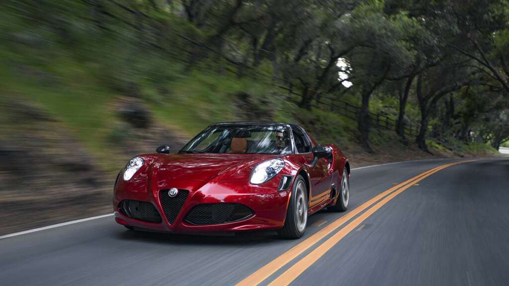 La parrilla triangular tiene un gran protagonismo en el Alfa Romeo 4C Spider.