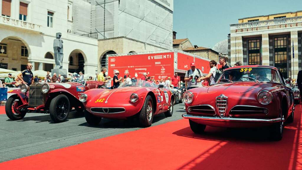 La parrilla triangular aparece en 1949, lo que permite diferenciar los Alfa Romeo anteriores a esta fecha, como puede verse en estos tres clásicos durante la edición 2022 de la Mile Miglia.