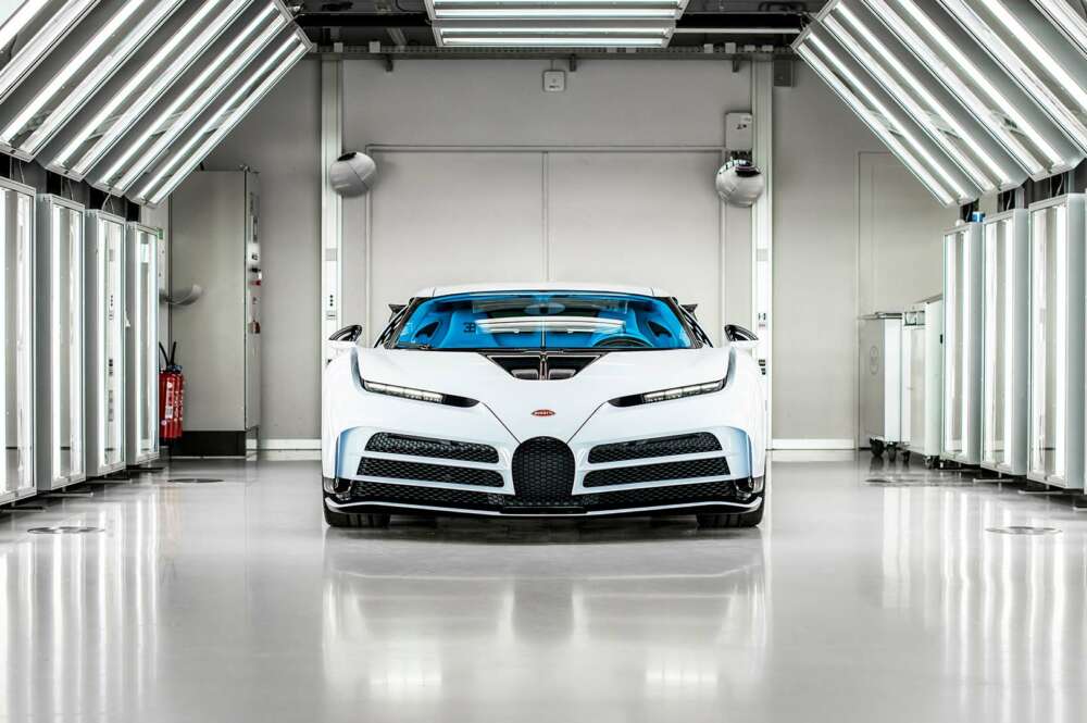 La última unidad fabricada del Bugatti Centodieci, en la sala de inspección final de la fábrica de Molsheim.