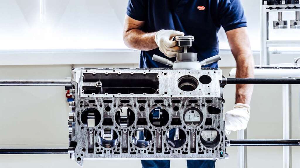 Montaje artesanal del motor W16 del Bugatti Centodieci.