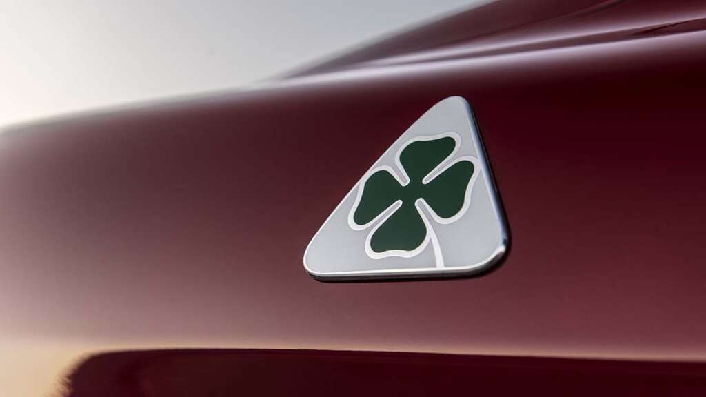 Logo del trébol de cuatro hojas o quadrifoglio en la carrocería del Alfa Romeo Giulia.