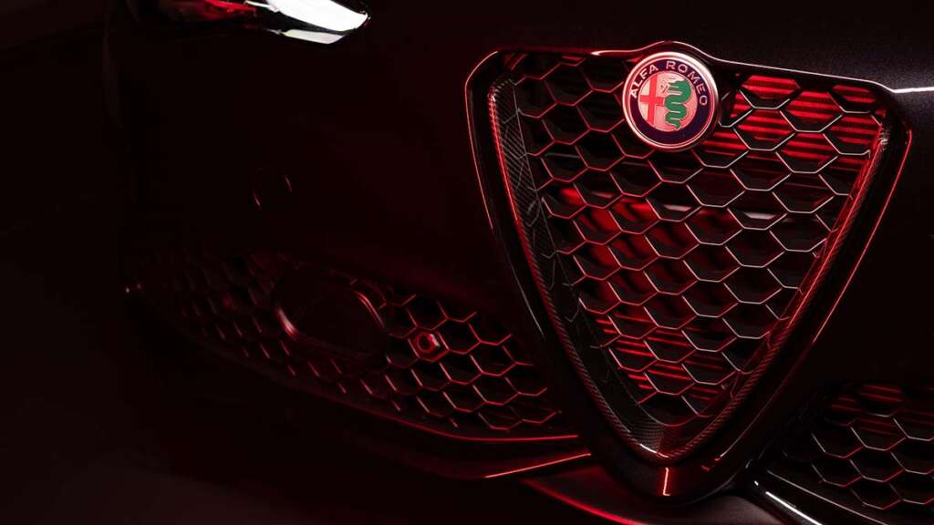 Parrilla triangular con el logo de Alfa Romeo en el Alfa Romeo Giulia Estrema.