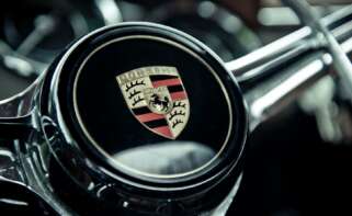 El logo de Porsche, en el volante de un Porsche 356.