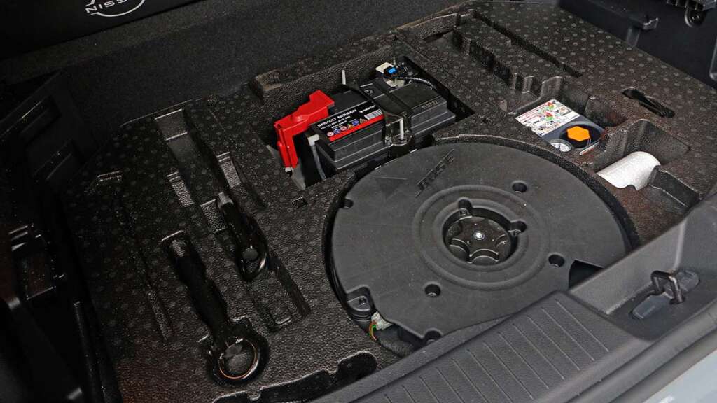 Nissan Qashqai e-Power. Bajo el piso del maletero se esconden el subwoofer, la batería de servicio, el kit de rearación de pinchazos y los ganchos de remolque.