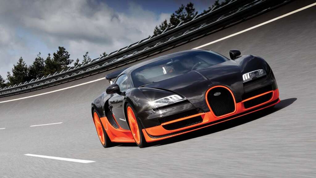 Bugatti Veyron 16.4 Super Sport a la caza del récord de velocidad en el circuito italiano de Nardo.