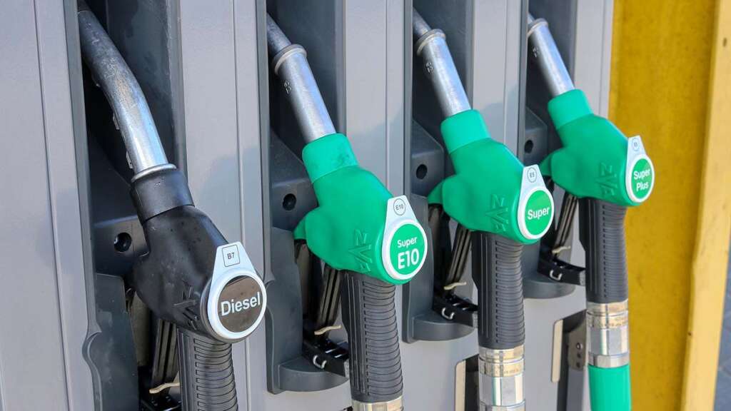 Dentro de unos años, junto con los combustibles fósiles podremos repostar combustibles sintéticos. No hay que olvidar, además, que en la actualidad la gasolina E10 contiene un 10 % de etanol, que no proviene del petróleo.