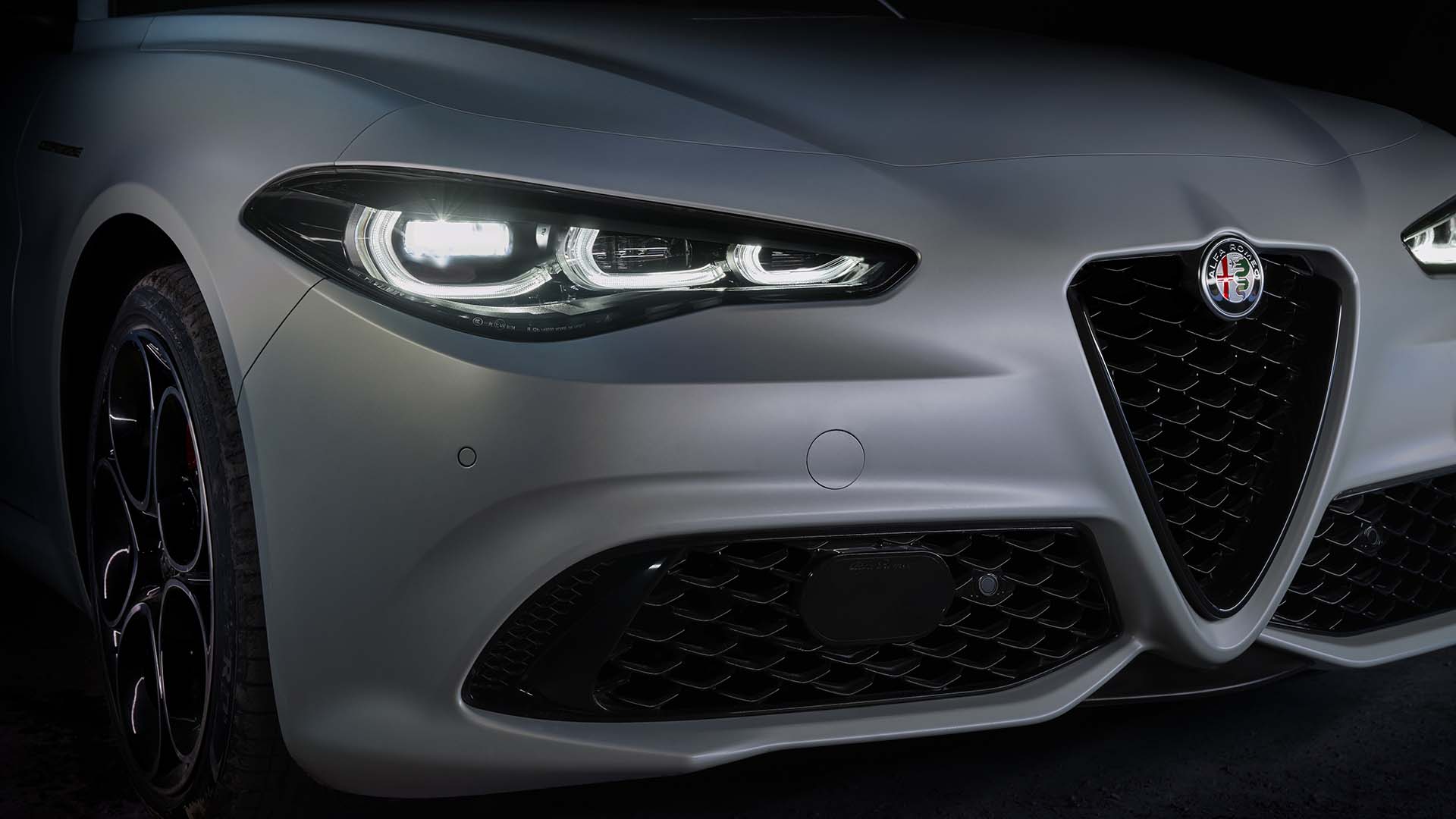 Detalle del nuevo frontal del Alfa Romeo Giulia Competizione 2023.