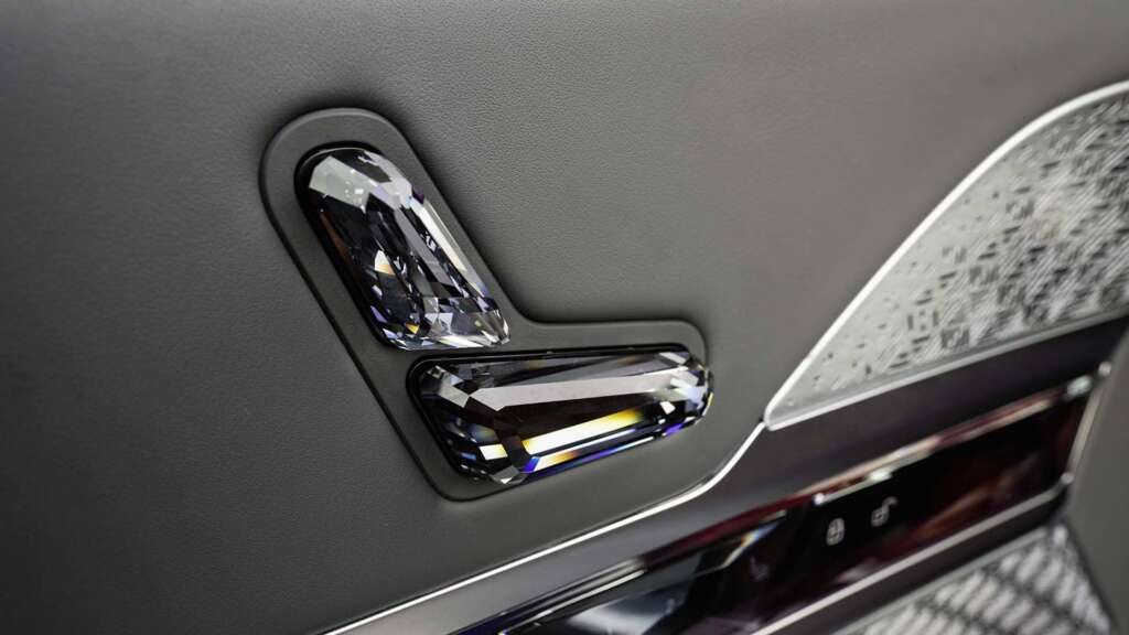El nuevo BMW Serie 7 cuenta con diversos mandos acabados en cristal.