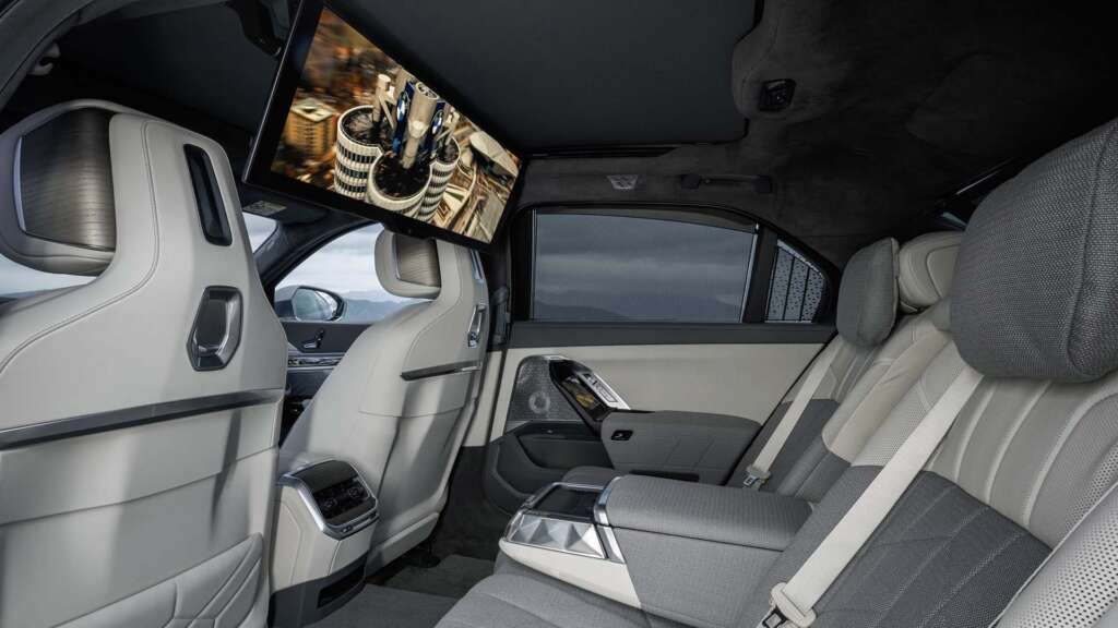 En la parte trasera del BMW Serie 7 hay disponible una pantalla panorámica de 31,3”.