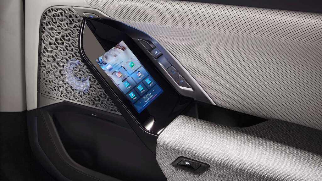 Una pantalla similar a la de un smarphone en cada una de las puertas traseras permite acceder a diversas funciones del BMW Serie 7.