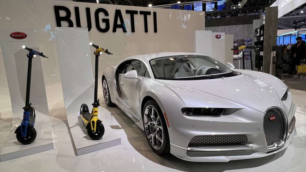 Bugatti Chiron y Scooter en el CES Las Vegas 2023.