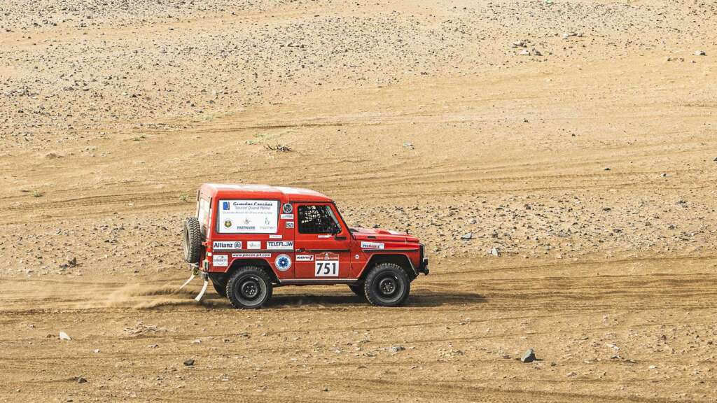 Mickael Ranchin y Philippe Robert, a bordo de su Peugeot P4.