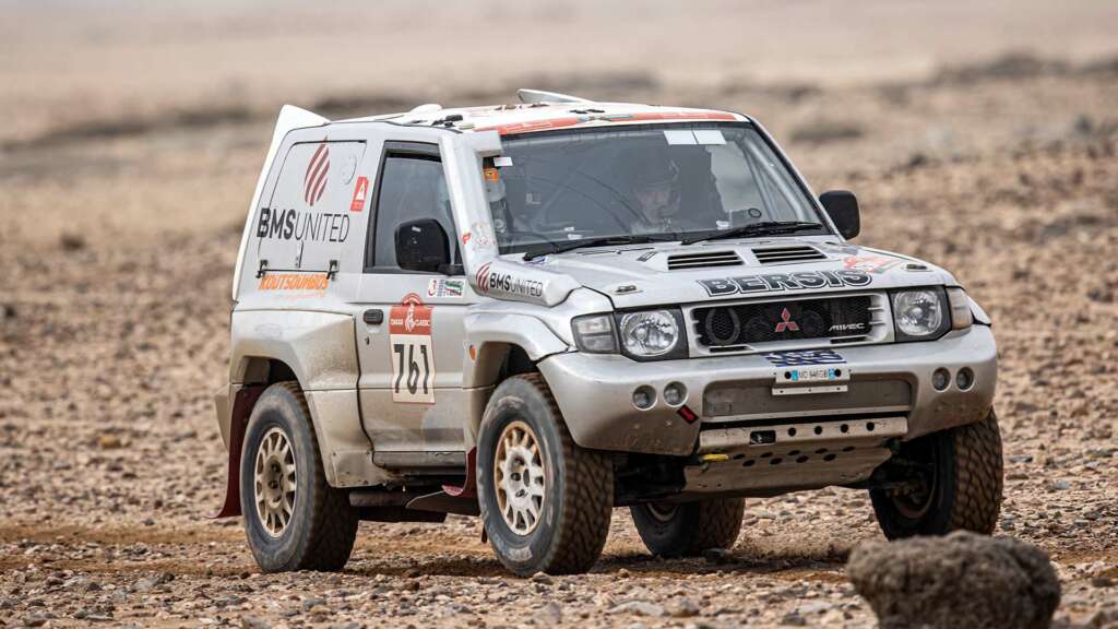 Mitsubishi Pajero Evo de Evangelos Bersis y Fotios Koutsoumbos.