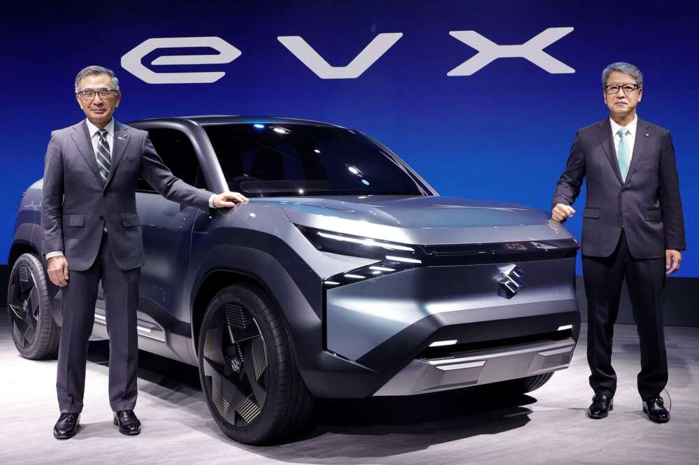 Toshihiro Suzuki presenta el Suzuki eVX en Nueva Delhi.
