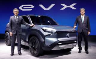 Toshihiro Suzuki presenta el Suzuki eVX en Nueva Delhi.