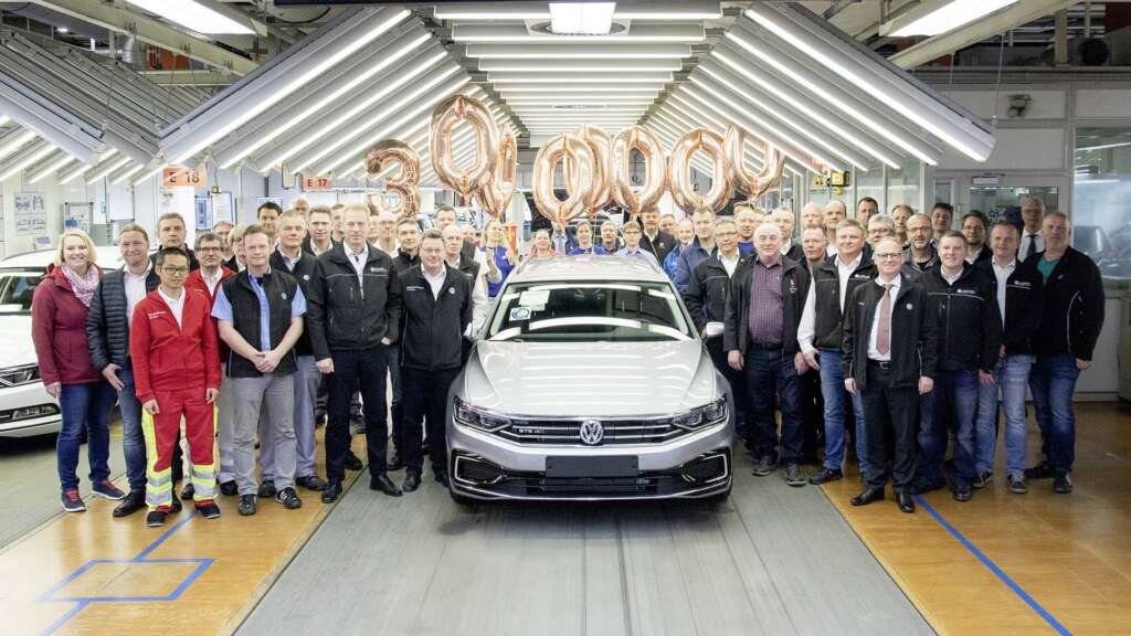 Unidad 30 millones del Volkswagen Passat, fabricada en 2019 en la planta de Emden, donde se fabricará su sustituto eléctrico: el Volkswagen ID.7.