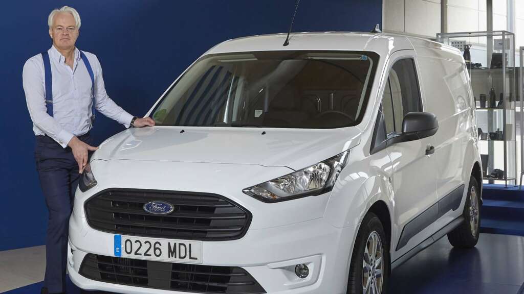 Hans Schep, director de Ford Pro Europa, junto a la Ford Transit Connect Van.