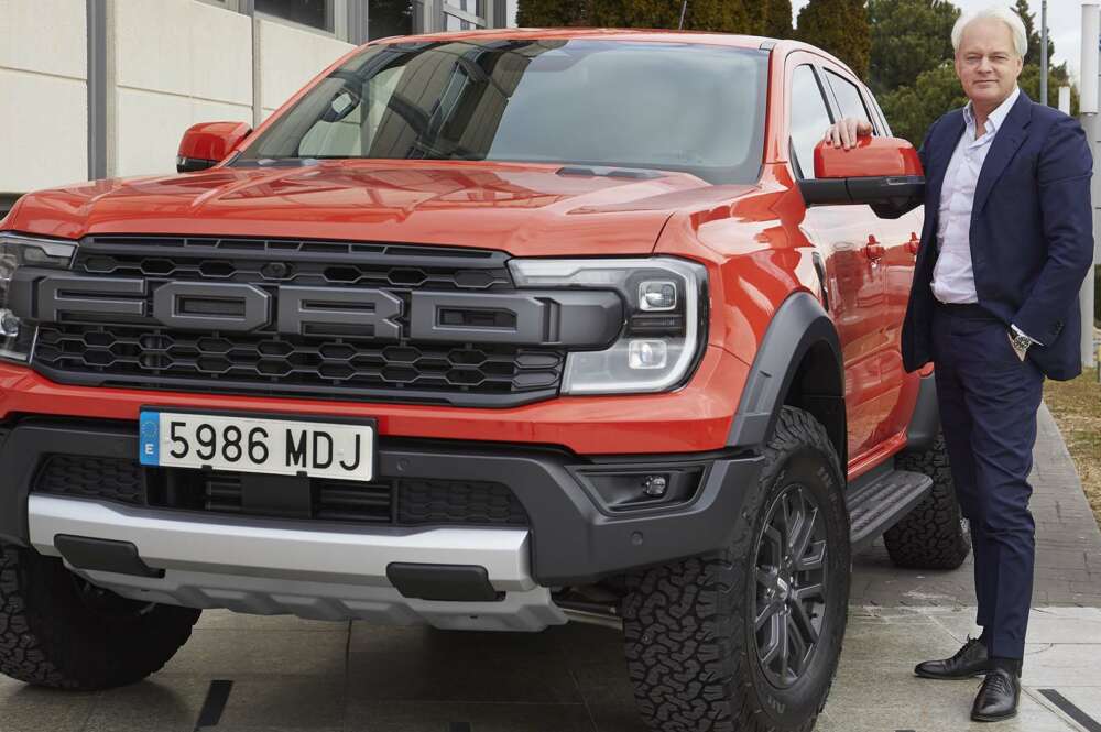 Hans Schep, director de Ford Pro Europa, al lado del nuevo Ford Ranger Raptor.