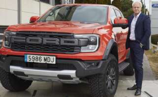 Hans Schep, director de Ford Pro Europa, al lado del nuevo Ford Ranger Raptor.