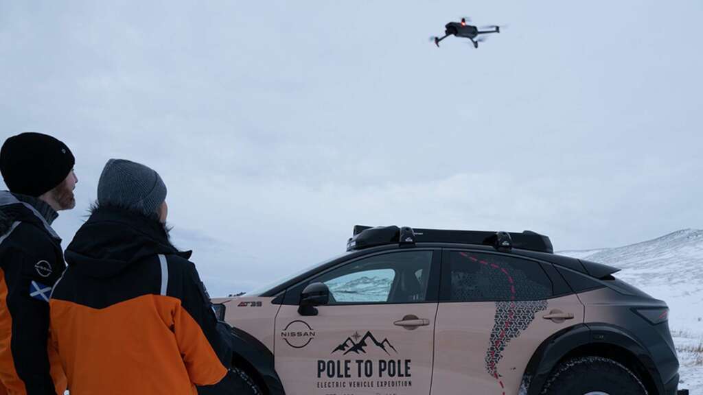 El techo de este Nissan Ariya es una pista de despegue y aterrizaje para el dron de la expedición.
