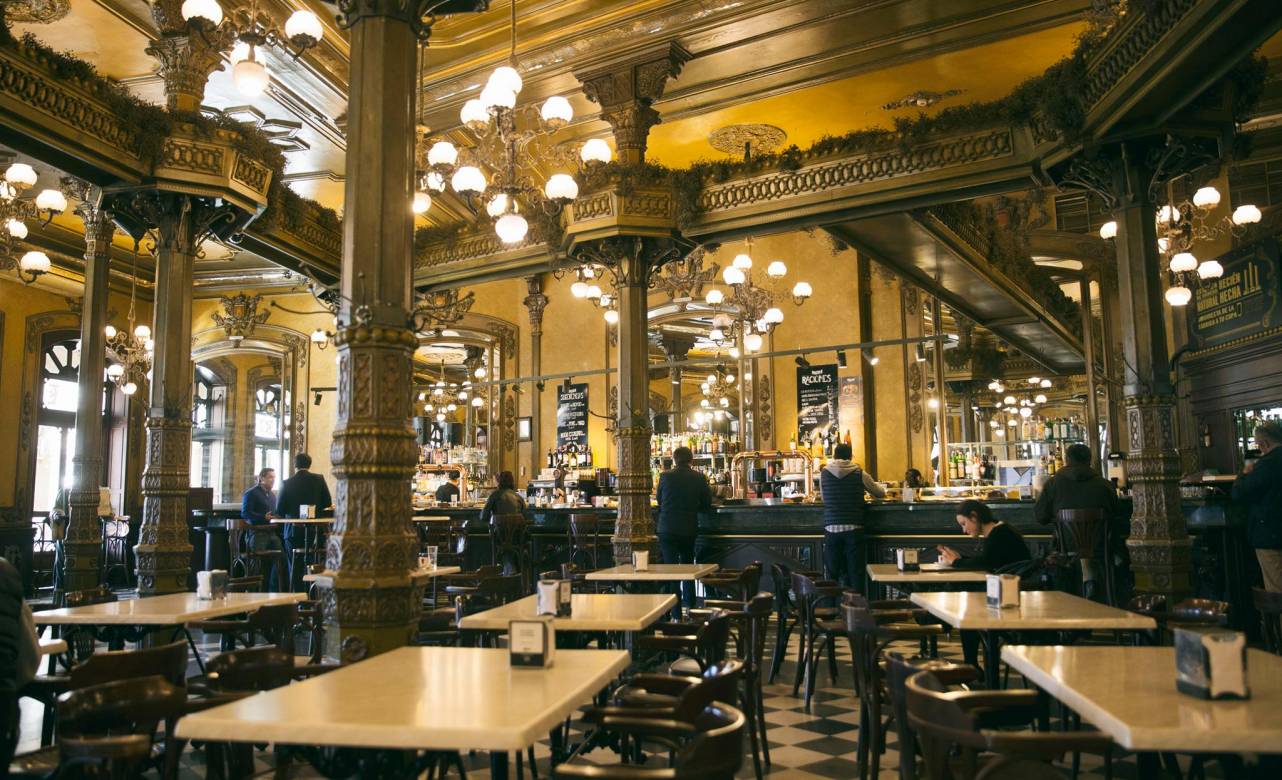 La elegancia centenaria del Café Iruña, de Pamplona. Foto: Café Iruña
