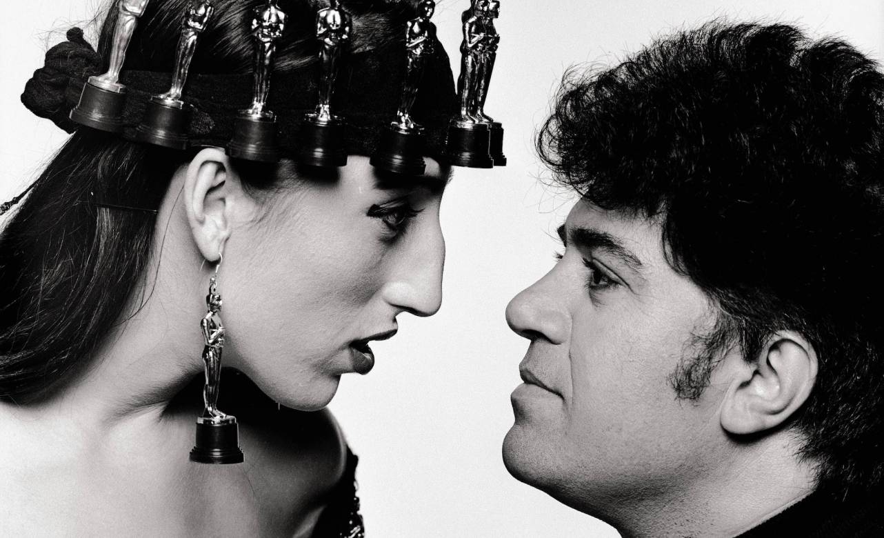 Pedro Almodóvar y Rossy de Palma Perfil del director de cine y la actriz, con estatuillas del Oscar de adorno. Foto: © Jordi Socías.