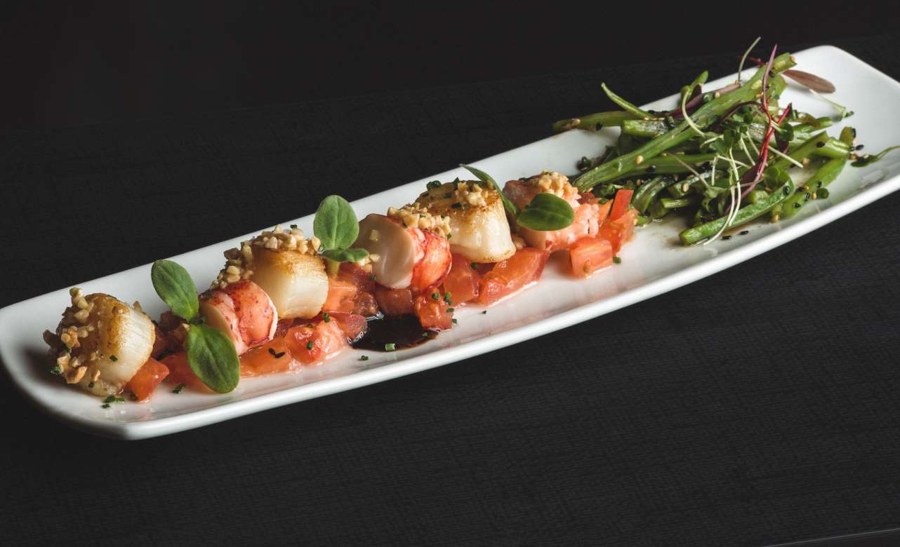 Ensalada de bogavante y vieiras con frutos secos. Foto Aspic.
