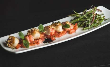 Ensalada de bogavante y vieiras con frutos secos. Foto Aspic.