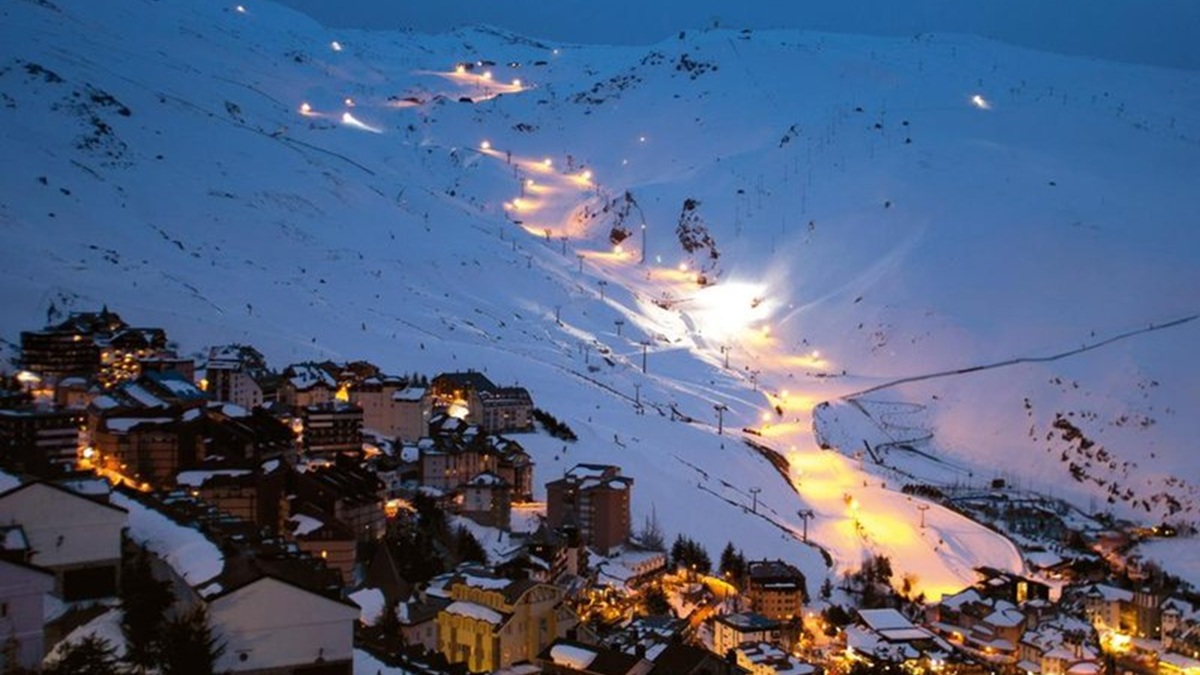 El pueblo nevado de Monachil en Granada