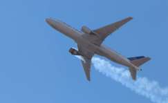 Foto de un vecino de Denver con el B777 echando humo desde el motor. Foto Hayden Smith-EFE OK