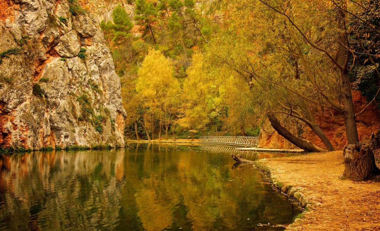 Monasterio de piedra en otoño