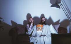 Unas chicas viendo una película de terror en el sofá