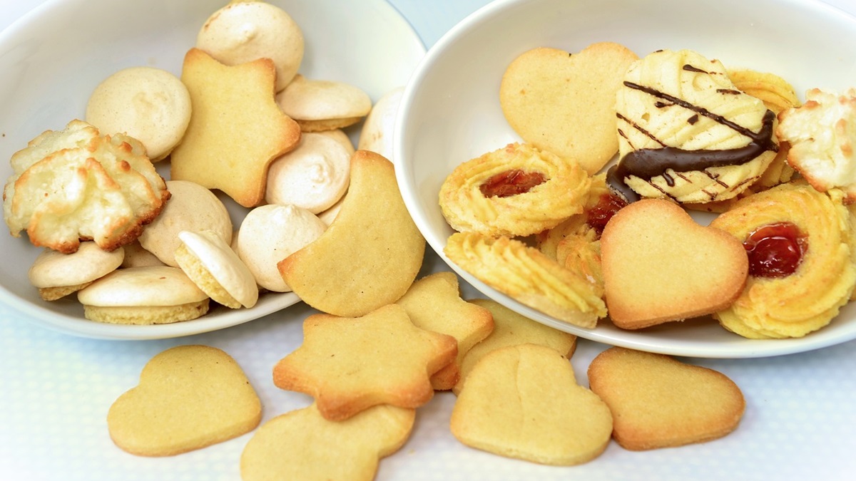 Dos platos con galletas variadas