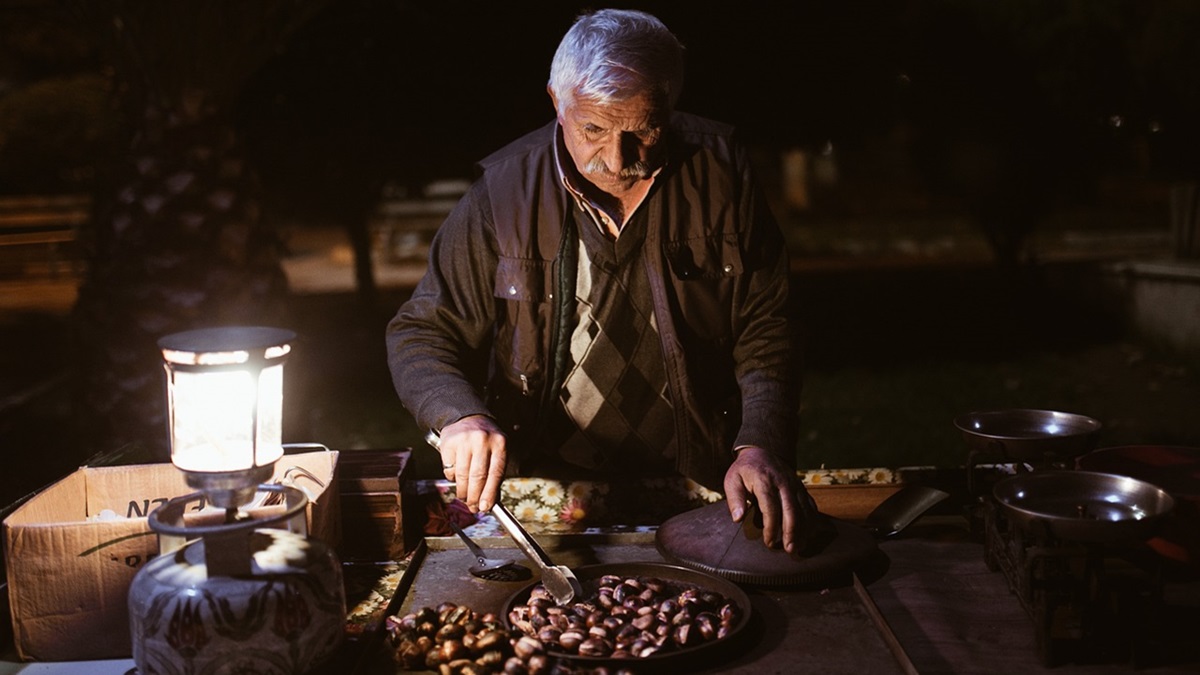 Un hombre asando castañas