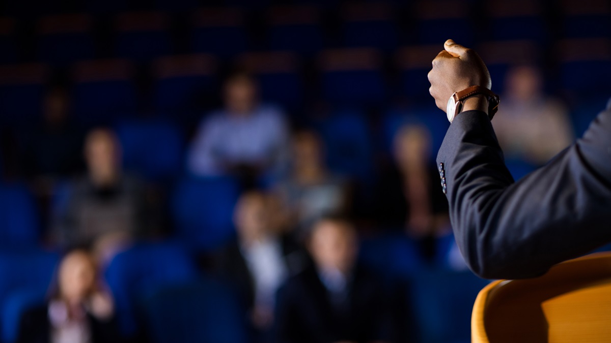 Un hombre en una ponencia de negocios