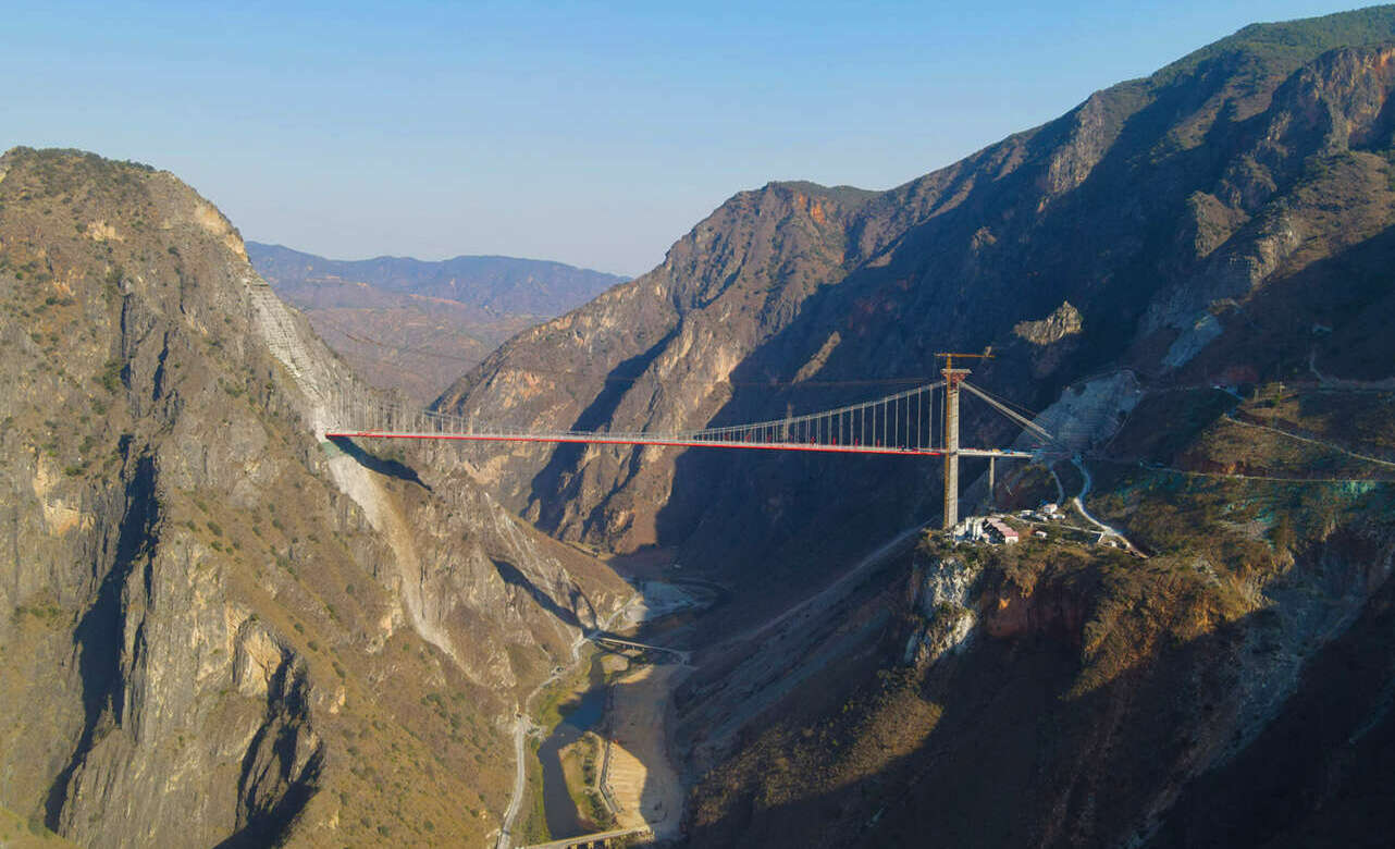 El puente parece desafiar a la ley de la gravedad