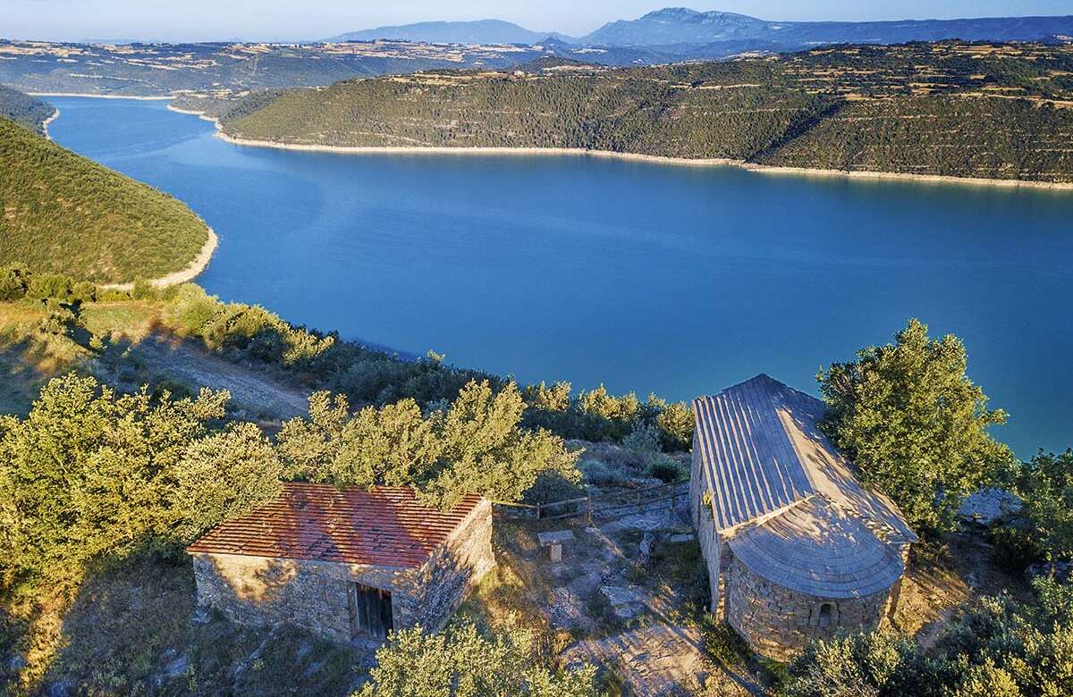 El espectacular embalse de Rialb, en Tiurana, una de las joyas escondidas en la provincia de Lleida. Foto Sergi Reboredo