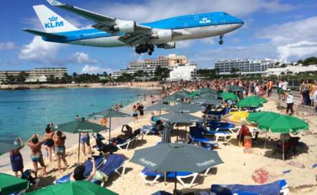 El aterrizaje de un B747 a metros de la playa de Maho, en Saint Martin. Foto BJ Nemeth - CC